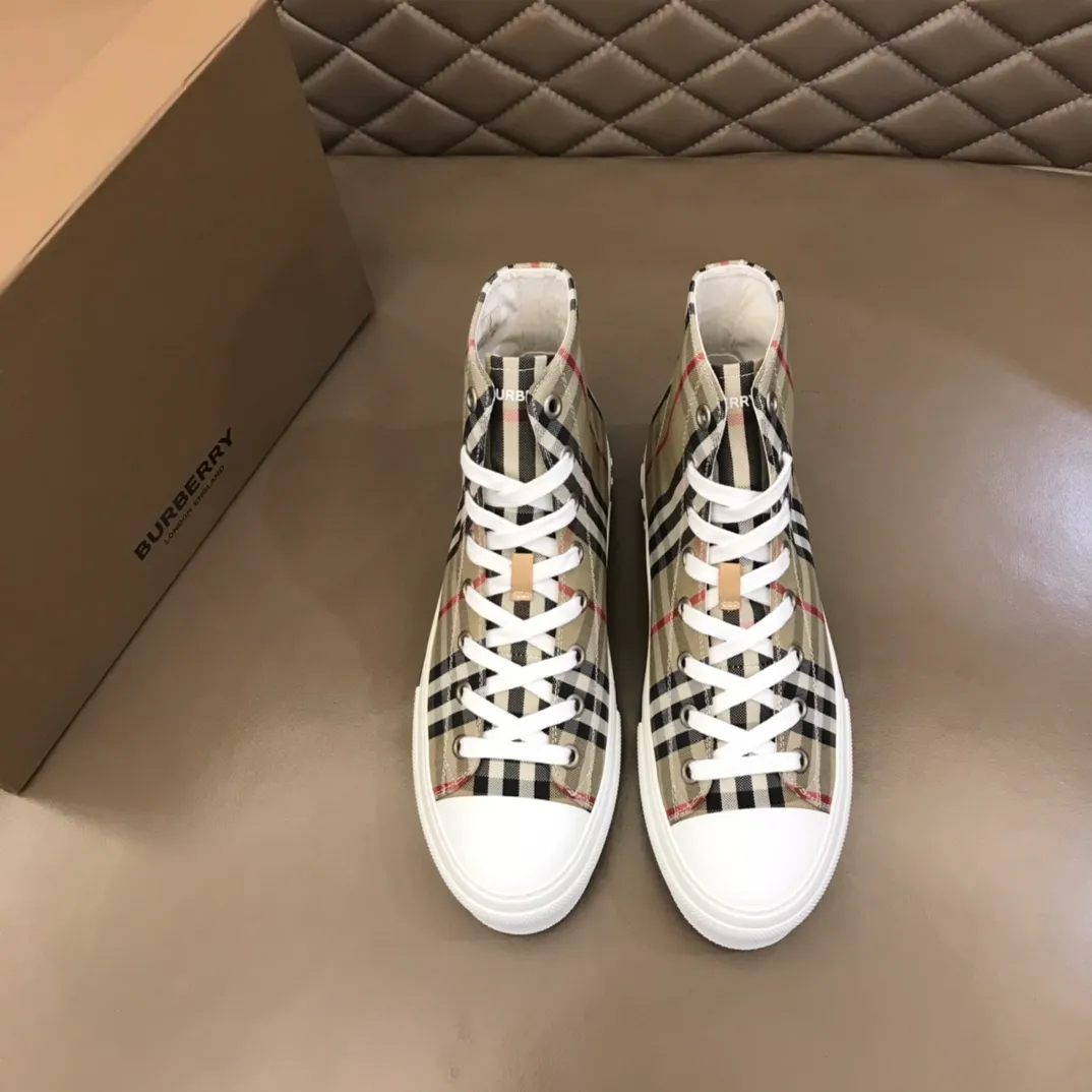 ¥420▫️B’s men’s classic high-top sneakers are reinterpreted in Vintage plaid cotton material and decorated with a new brand logo. First-layer cowhide lining, embossed Burberry logo on the heel, and original TPU outsole! 38-45